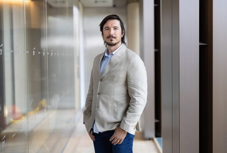 Robinhood Hugs Copying After Warning Competitors For Regulatory Risks