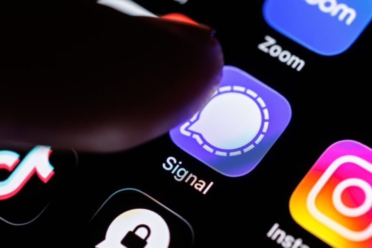 Hackers are trying to steal Signal users’ backups in new wave of phishing attacks Hackers Are Trying To Steal Signal Users' Backups In New