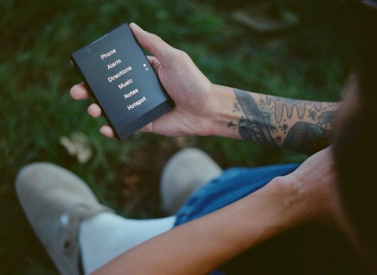 Minimalist Light Phone teams up with Andrew Yang’s Noble Mobile, which pays you to stop doomscrolling Minimalist Light Phone Teams Up With Andrew Yang's Noble Mobile,