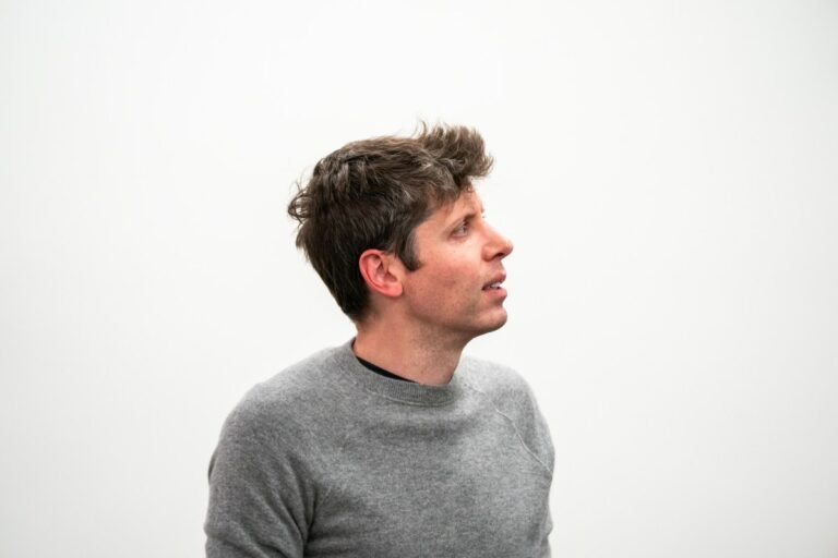 Sam Altman does a ‘mic drop’ pitch to every Y Combinator startup Sam Altman Does A 'mic Drop' Pitch To Every Y