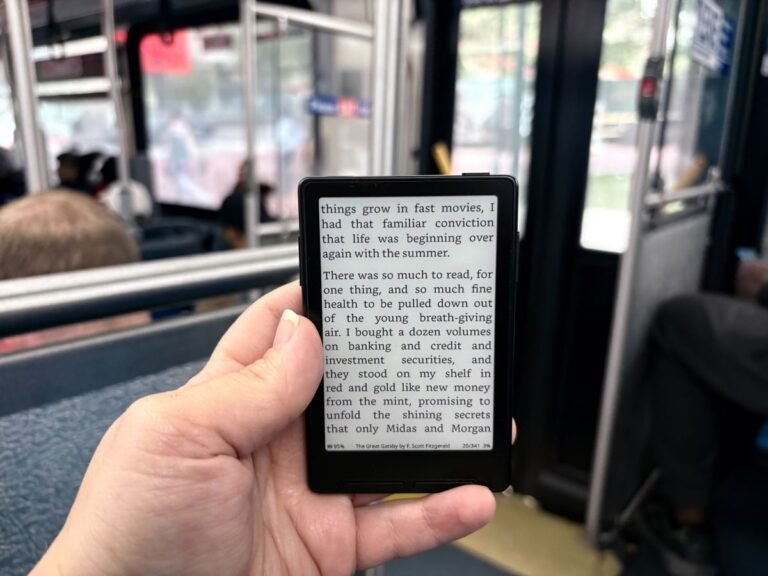 This Tiny, Magnetic E Reader Could Keep You From Doomscrolling